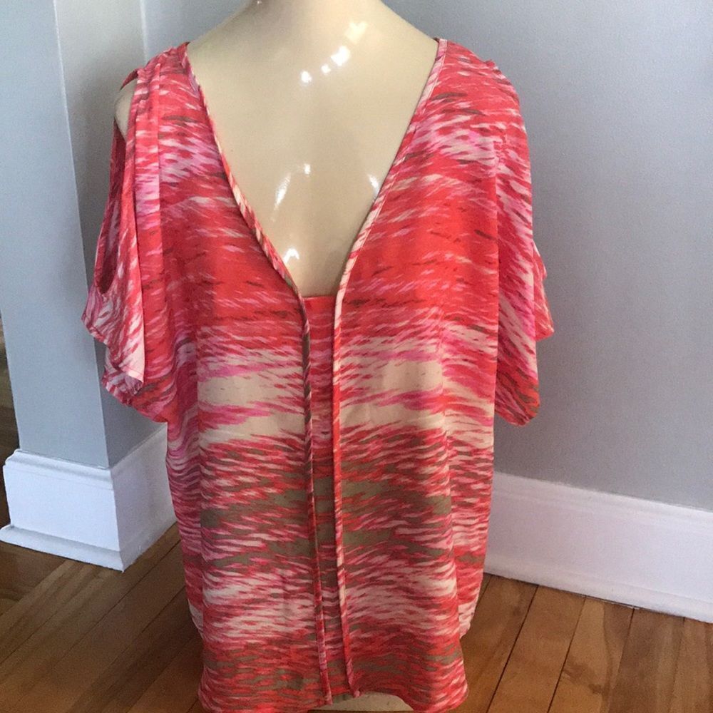 Halo streak print cold shoulder top, NWT, large
